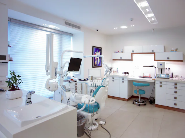 Beyaz ve ferah bir diş kliniği muayene odası