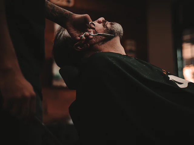 Berberde ustura ile tıraş olan bir müşteri